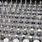 「115-in-1 精密ドライバーセット」Haulの87円のモノはビットが短いため、溝に埋まってしまい取り出しにくい