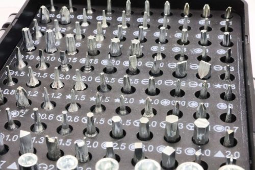 「115-in-1 精密ドライバーセット」Haulの87円のモノはビットが短いため、溝に埋まってしまい取り出しにくい