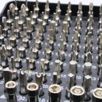 「115-in-1 精密ドライバーセット」対して以前買った680円のモノは長さがあるため、きちんとつまむことができる