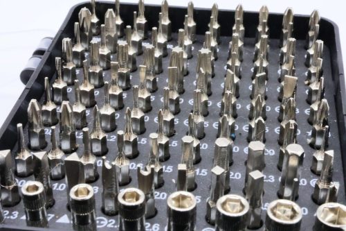 「115-in-1 精密ドライバーセット」対して以前買った680円のモノは長さがあるため、きちんとつまむことができる