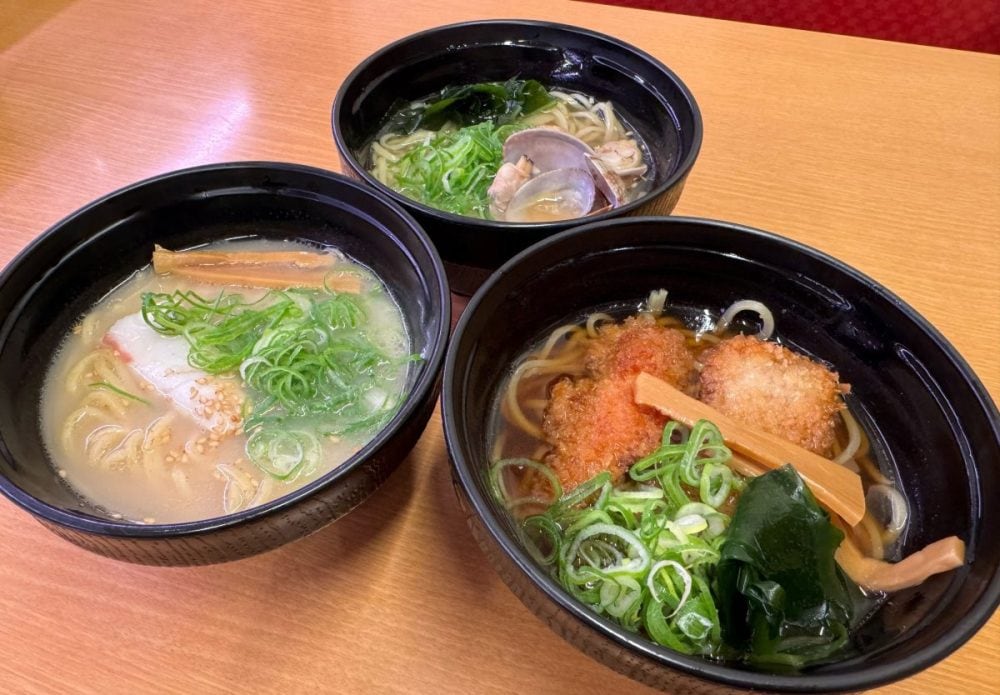 スシローの定番ラーメンが本気のリニューアル!?がっつり海鮮尽くしの“すし屋のラーメン”3種をグルメライターが食べ比べ!
