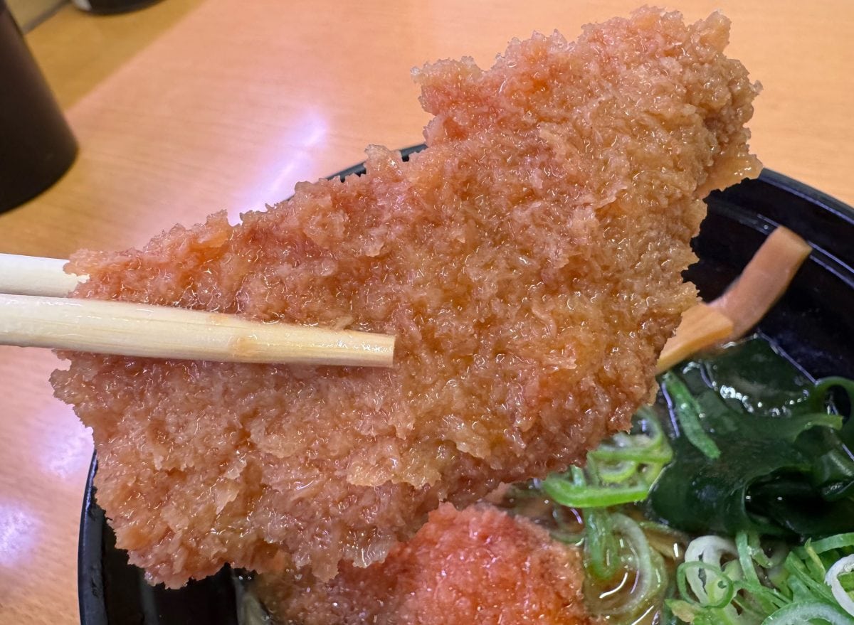 サクッと熱々の衣をまとった程よい厚みのまぐろが食べ応えアリ