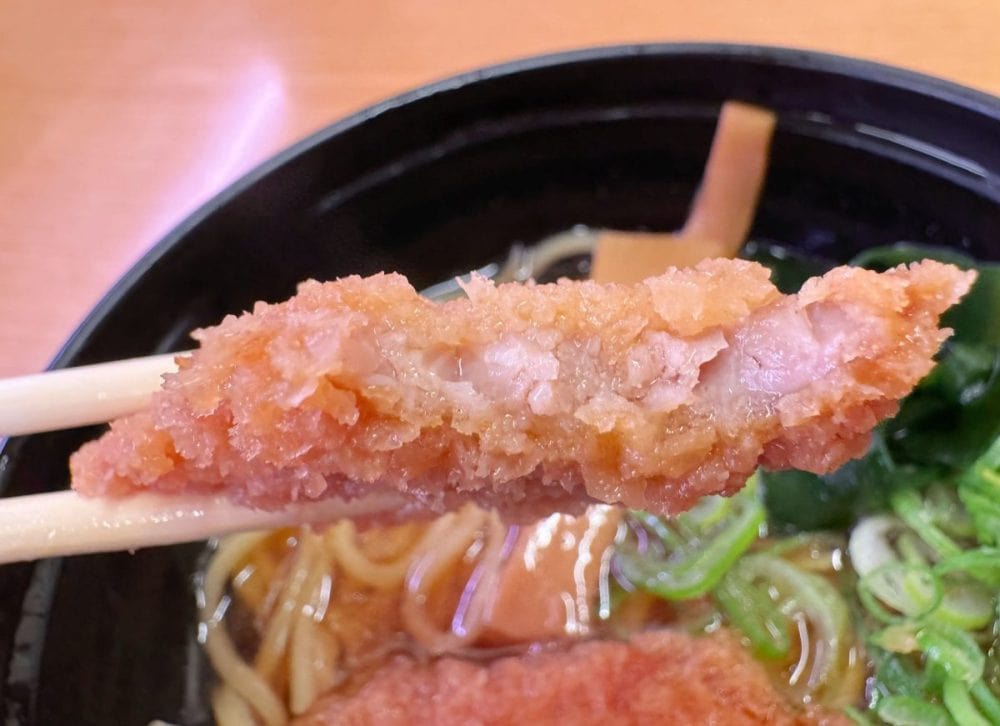 まぐろカツの旨みがスープに溶け込んで、食べ進めるごとに味の変化を感じるのも高ポイント!