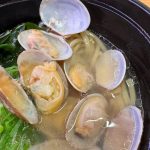 たっぷりと5個のあさり、ねぎ、メンマ、わかめがトッピング