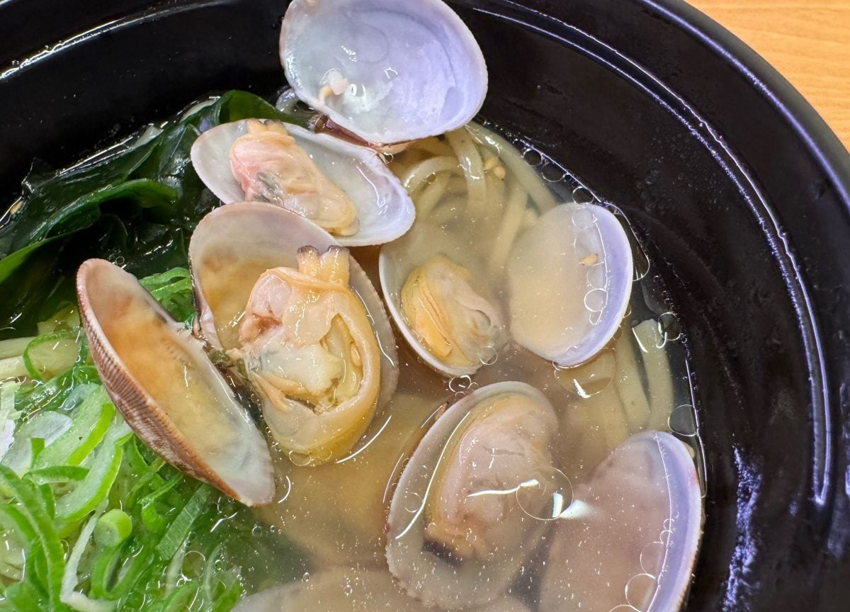 たっぷりと5個のあさり、ねぎ、メンマ、わかめがトッピング