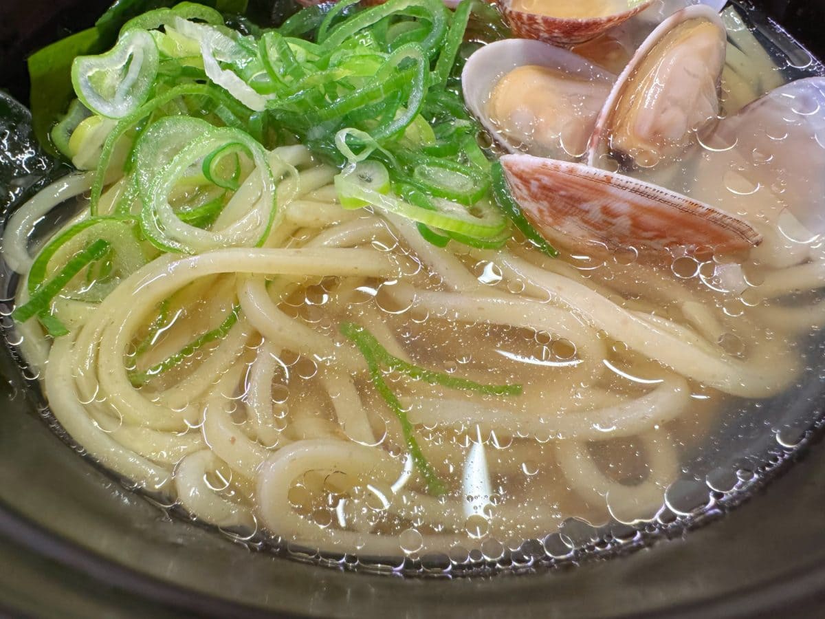 ほたての旨みを含んだ、スープは絶妙な塩味と魚介の旨みを感じる奥深い味わい