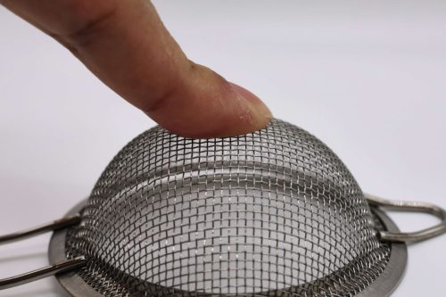 「ハンドル付き極細ワイヤーストレーナー 3点セット（87円）」　小サイズは押してもほぼへこまない