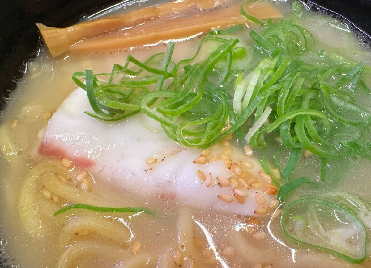 トッピングは鯛・ねぎ・メンマのみというシンプルさも◎