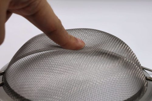 「ハンドル付き極細ワイヤーストレーナー 3点セット（87円）」　大サイズでこれくらいのへこみ