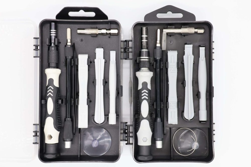 「115-in-1 精密ドライバーセット」左はHaulの87円のモノ、右は以前買った680円のモノ。めちゃめちゃ似ている…