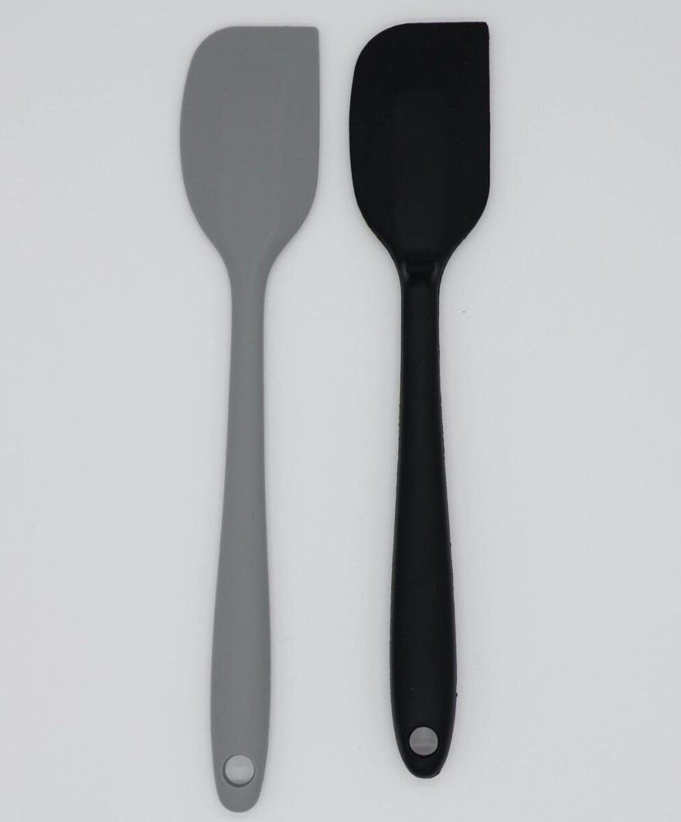 「シリコンヘラ 6点セット（食品グレード・87円）」　左はHaulの87円のモノ、右はダイソーのスパチュラ（ミニ）