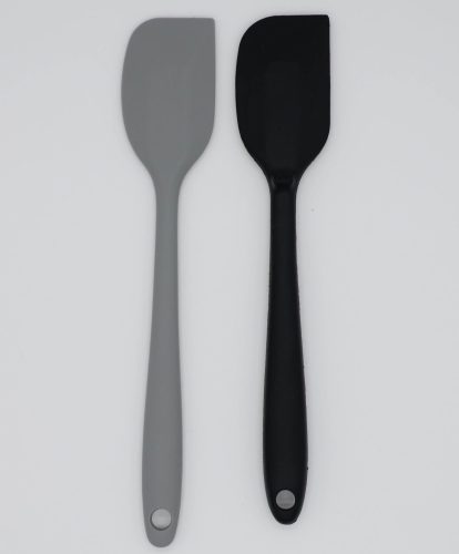 「シリコンヘラ 6点セット（食品グレード・87円）」　左はHaulの87円のモノ、右はダイソーのスパチュラ（ミニ）