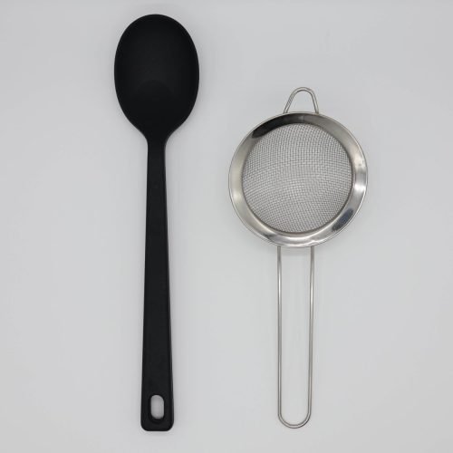 「ハンドル付き極細ワイヤーストレーナー 3点セット（87円）」　　サイズ小を無印良品のシリコン調理用スプーン（小）とサイズ比較