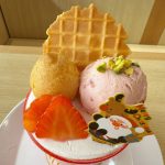 雪のように敷き詰められた真っ白なホイップの上には、苺、プチシュークリーム、ストロベリーアイス、カスタードワッフルチップが贅沢にトッピング