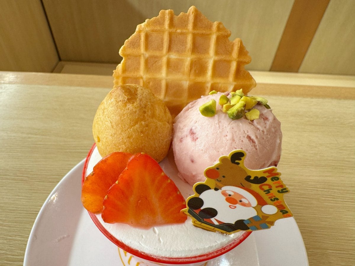 雪のように敷き詰められた真っ白なホイップの上には、苺、プチシュークリーム、ストロベリーアイス、カスタードワッフルチップが贅沢にトッピング