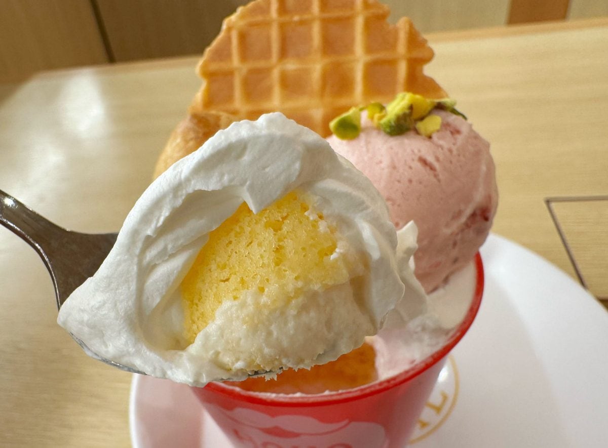 中はなめらかなマスカルポーネムースや甘酸っぱいストロベリーソースが入ったショートケーキに!