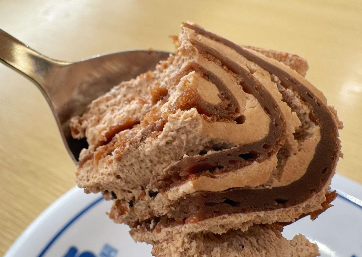 何層にも重なったもっちもちの生地と、濃厚なチョコクリームは食べ応え抜群