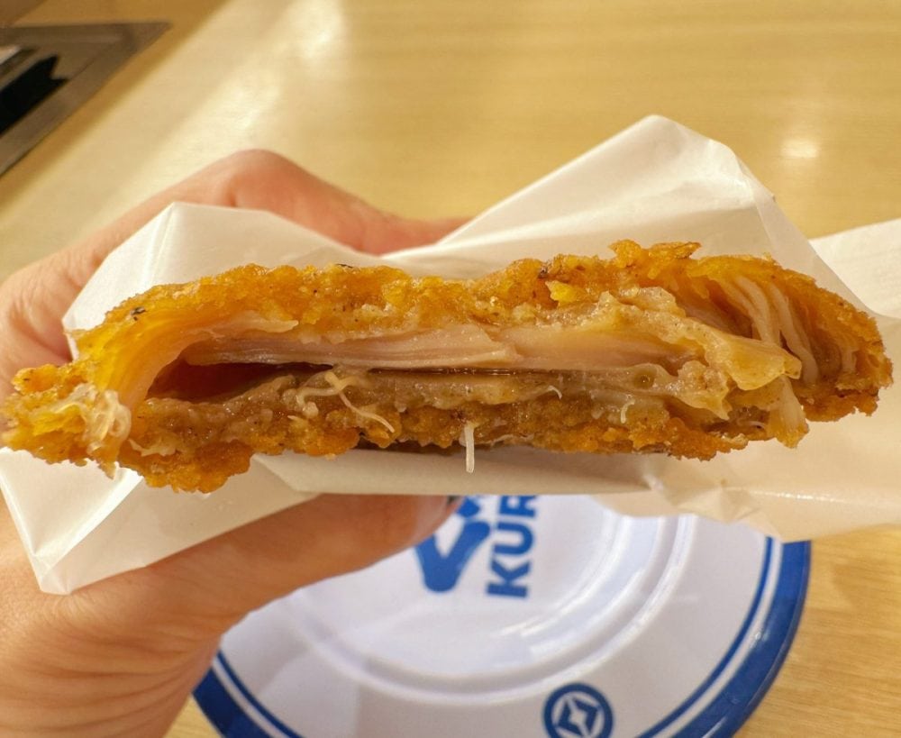 サクサクとした衣の中には、脂あふれるジューシーなチキンがイン