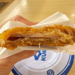 サクサクとした衣の中には、脂あふれるジューシーなチキンがイン