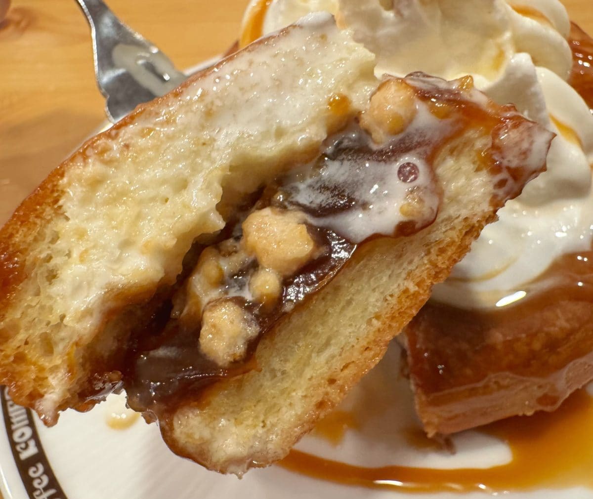 本家のクルミッ子のような、ねっとりとしたコクを感じるキャラメルペーストは甘すぎず濃厚な味わい