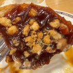 熱々のデニッシュに挟まれているのは、ほろ苦いキャラメルペーストとクラッシュしたサブレ