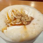 たっぷりソースとホイップが溢れそう！