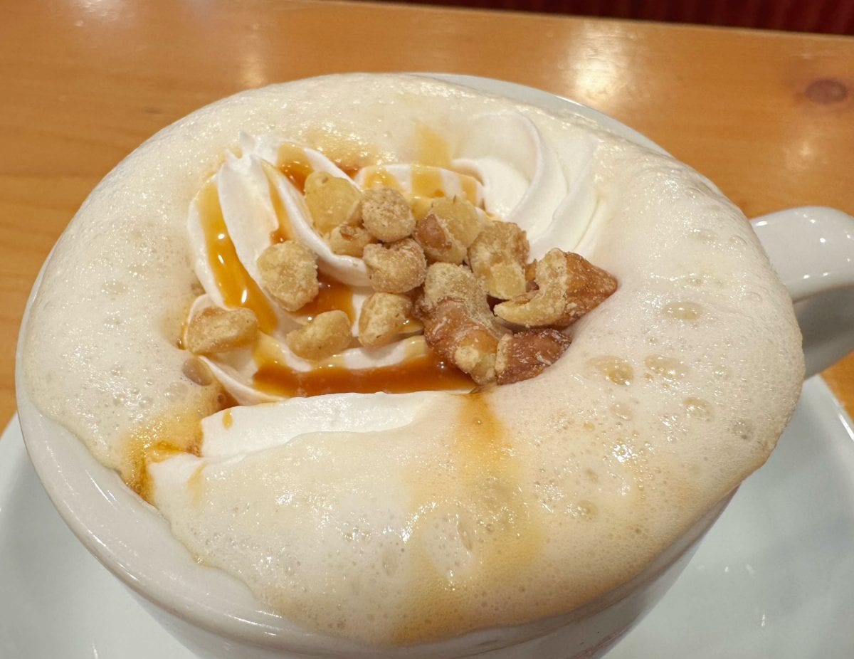 たっぷりソースとホイップが溢れそう！