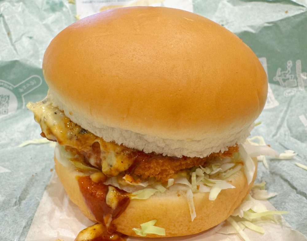 もちっとしたバンズは変わらず、中からはたっぷりのタルタルとデミグラスソースが顔を出しています