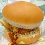 もちっとしたバンズは変わらず、中からはたっぷりのタルタルとデミグラスソースが顔を出しています