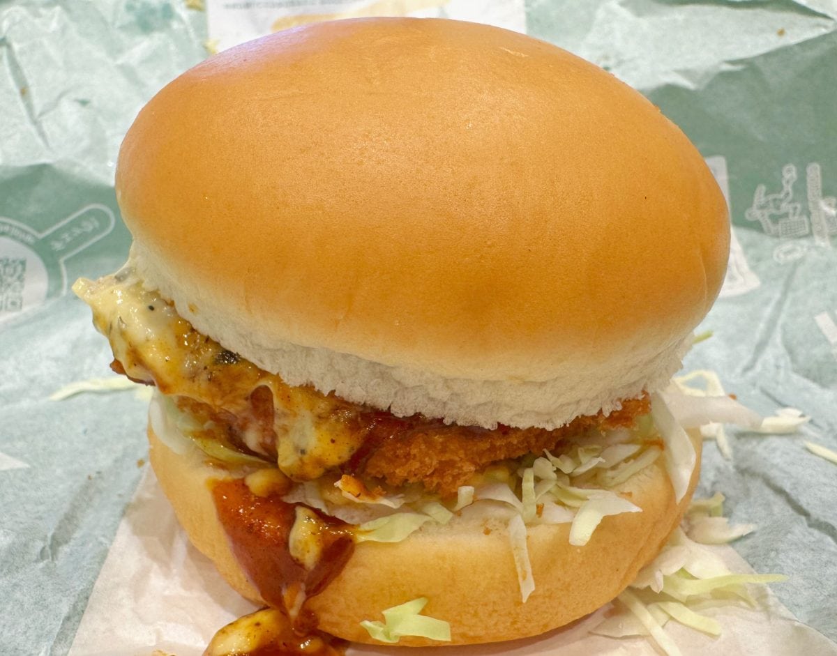 もちっとしたバンズは変わらず、中からはたっぷりのタルタルとデミグラスソースが顔を出しています