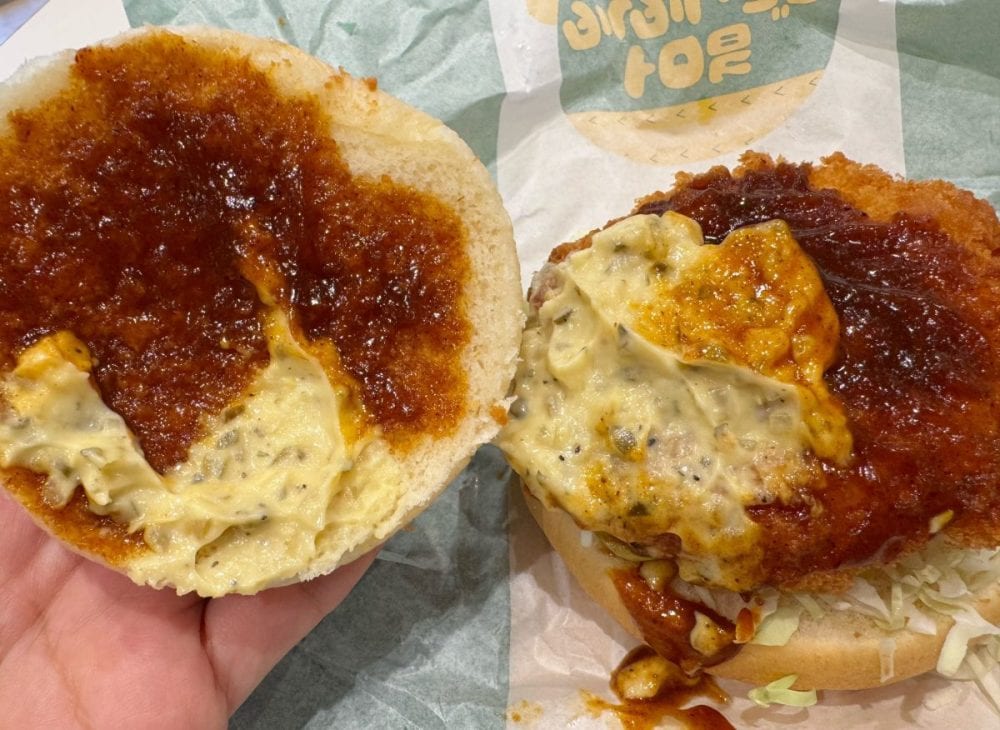 サクッとクリーミーなエビとマカロニ入りのクリーミーなグラタンコロッケの上には、濃厚なデミソースと、パルメザンチーズのコクやトリュフの香りが特長のタルタルソースがたっぷりと乗っています