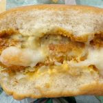 がぶりとかぶりつくと、口いっぱいにトリュフの芳醇な香りが広がり、遅れてチーズのまろやかな風味と、ビーフの旨みが凝縮された濃厚なデミソースの味わいが追いかけてきます