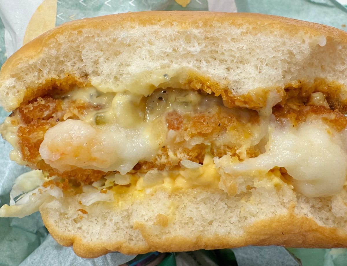 がぶりとかぶりつくと、口いっぱいにトリュフの芳醇な香りが広がり、遅れてチーズのまろやかな風味と、ビーフの旨みが凝縮された濃厚なデミソースの味わいが追いかけてきます