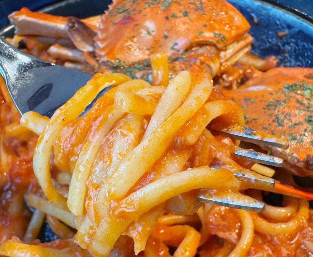 まろやかなクリームがトマトの程よい酸味と調和し、モチモチとした食感のパスタによく絡む逸品