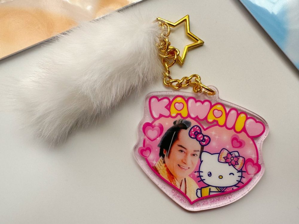 平成ギャルの象徴「しっぽ」を模したチャームが揺れる、アクリルキーホルダー