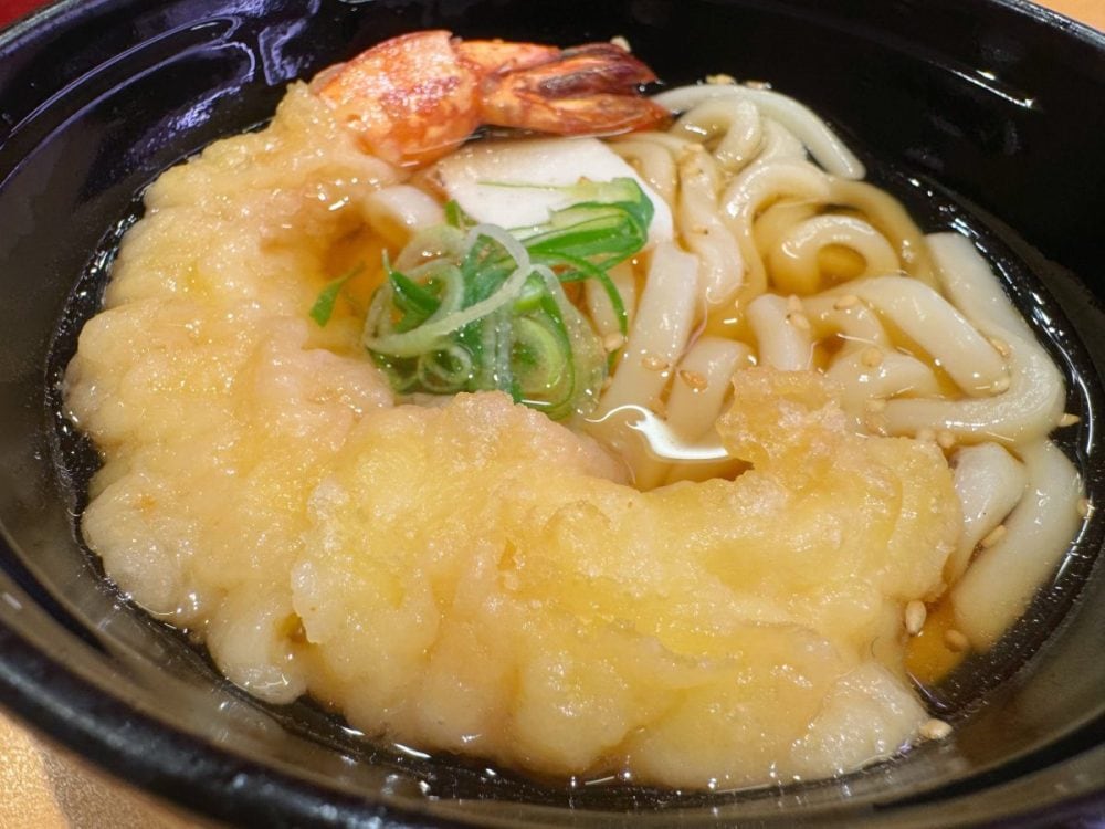 お椀からはみ出そうな大海老天！