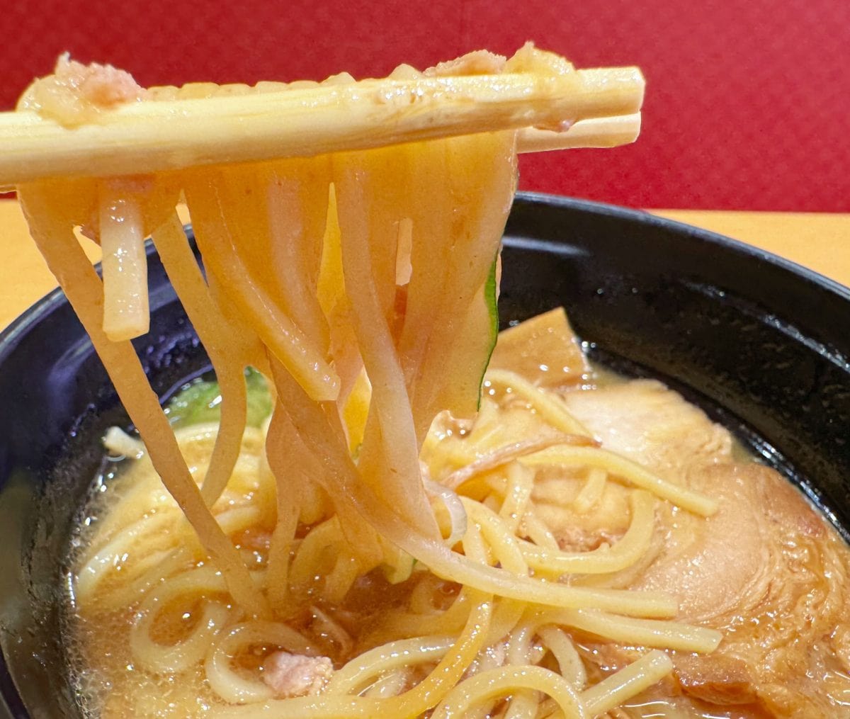 濃厚なスープが麺にしっかりと絡む！