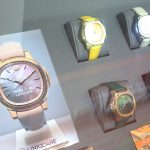 アナログの針とデジタルの液晶モニターを組み合わせたハイブリッドタイプ