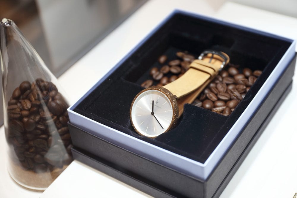 コーヒー豆の搾りかすをアップサイクルした「コーヒーウォッチ」