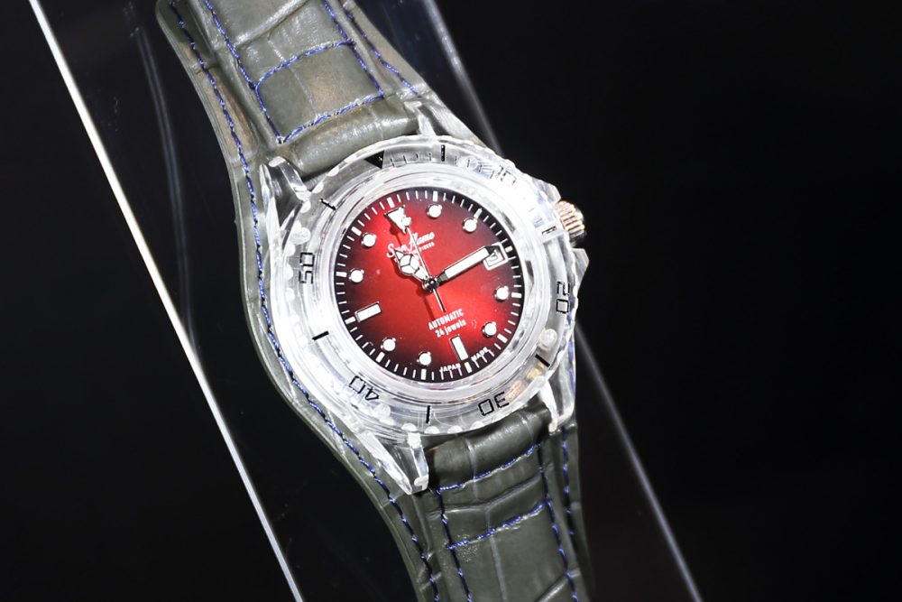 ケースにサファイアクリスタルを使ったモデル