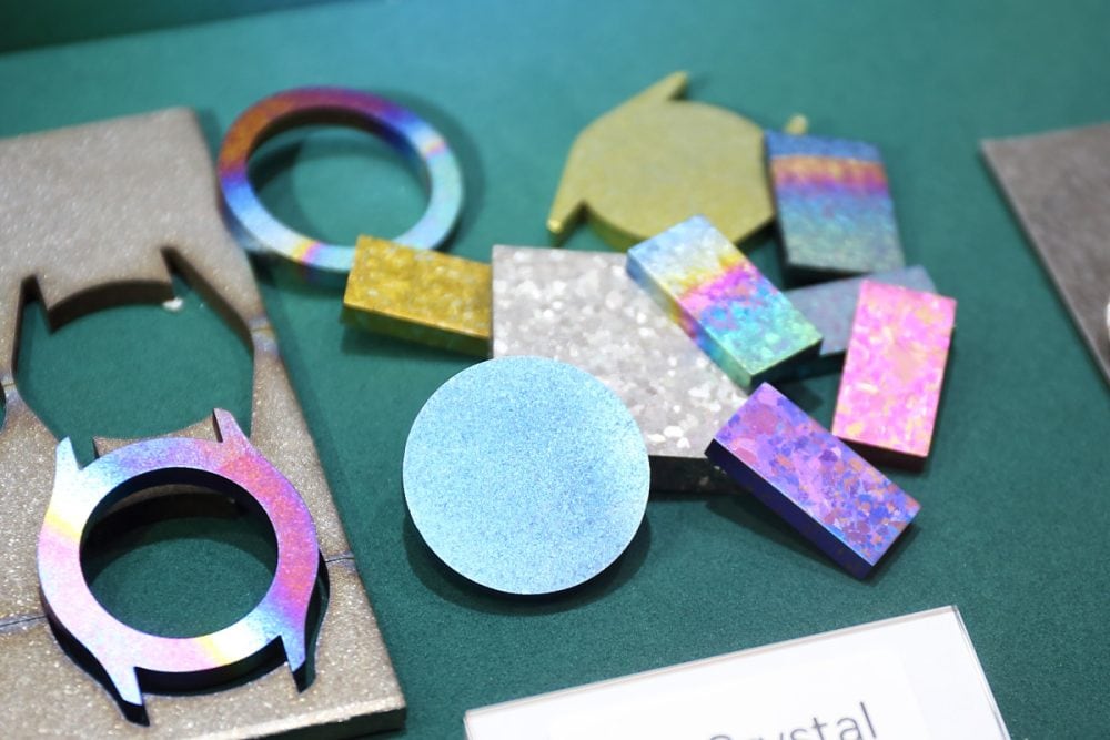 ステンレススチールをレインボーカラーにしたり、結晶化してみせたり