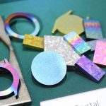 ステンレススチールをレインボーカラーにしたり、結晶化してみせたり