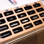 ストラップを着脱させるアダプター