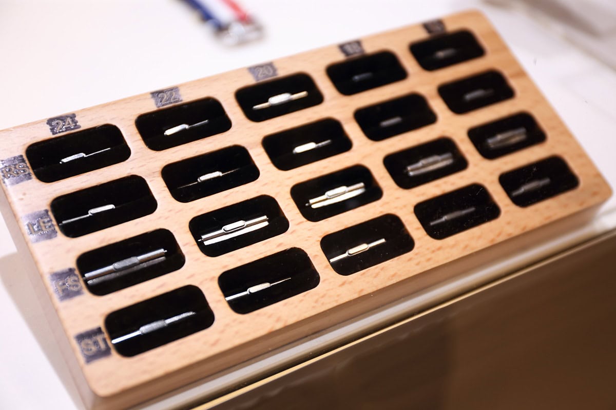 ストラップを着脱させるアダプター