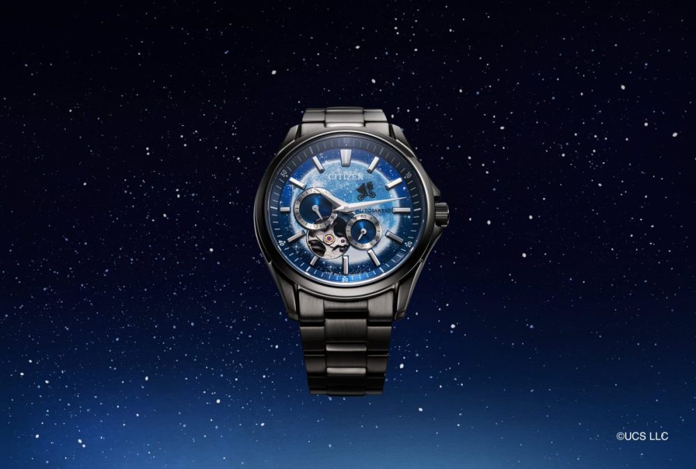 【シチズンと映画「E.T.」がコラボ】機械式オープンハートを舞台に満⽉の夜空を翔ける名シーンを再現!