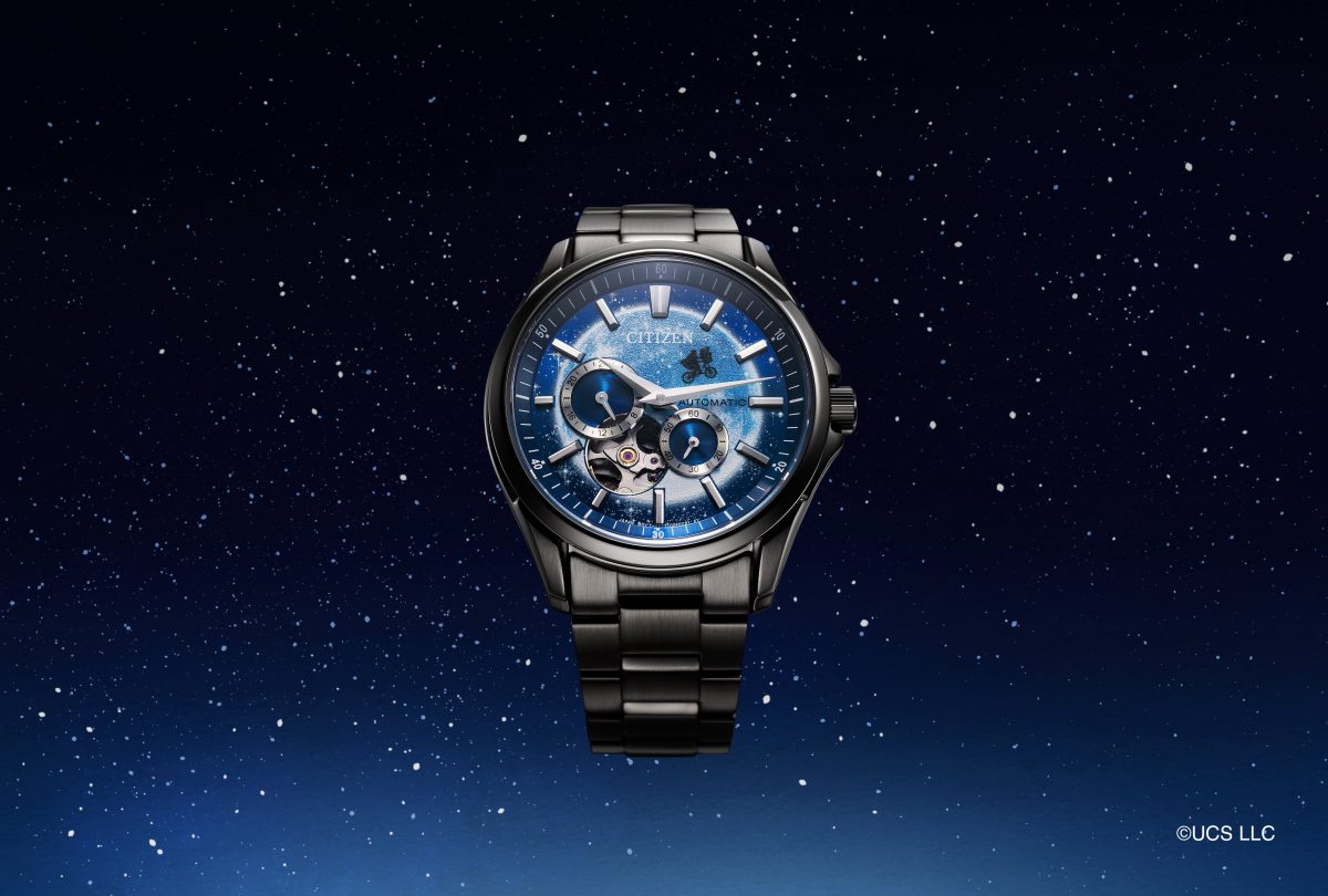 【シチズンと映画「E.T.」がコラボ】機械式オープンハートを舞台に満⽉の夜空を翔ける名シーンを再現！