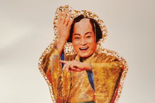 【年末年始はマツケンで開運!?】ファミマとコラボした「黄金グッズ」がヤバすぎる…マツケンが回る狂気のアクスタ、証明写真が攻めすぎ