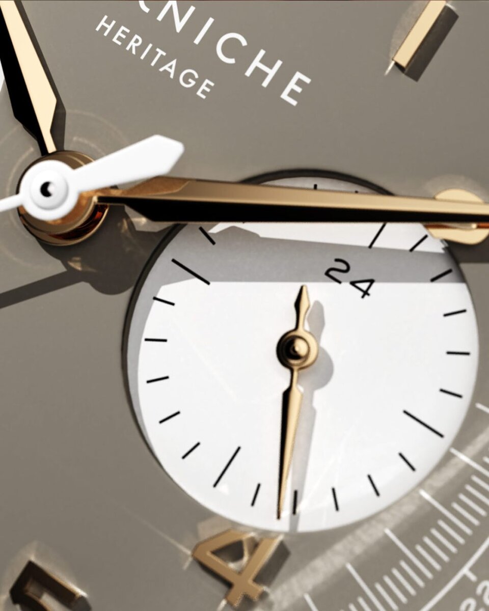 砂地を思わせるサンドベージュのダイヤルには、読み取りやすいアラビアインデックスとレイルウェイトラックを配置