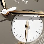 砂地を思わせるサンドベージュのダイヤルには、読み取りやすいアラビアインデックスとレイルウェイトラックを配置