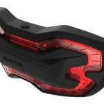 幅広いヘルメットにマッチするモダンでスポーティなデザイン